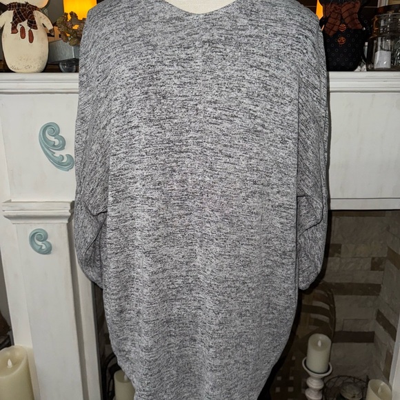Olivia Blu cute batwing rugged sleeve oversized top EUC - Picture 2 of 7